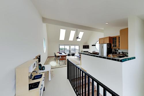 South Harbour Retreat - Water View - Walk to Beach home - image 5