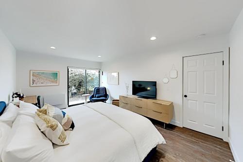 South Harbour Retreat - Water View - Walk to Beach home - image 6