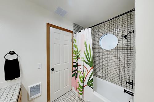 South Harbour Retreat - Water View - Walk to Beach home - image 9