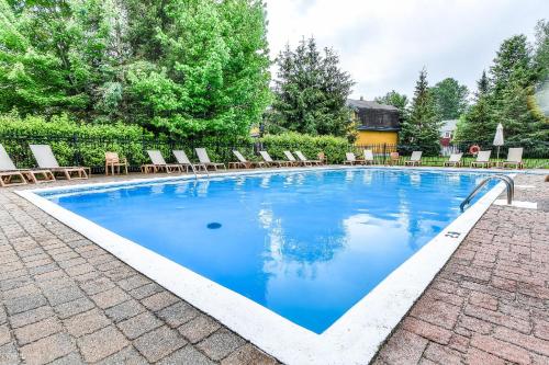 Townhouse on the Golf with Pool Access - Borealis 216