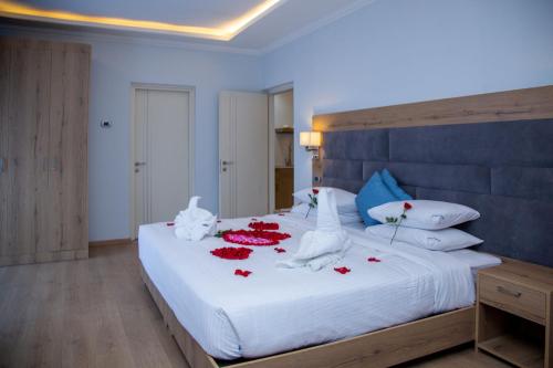 1 king bed, 1 sofa bed