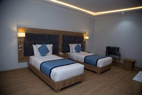 2 twin beds