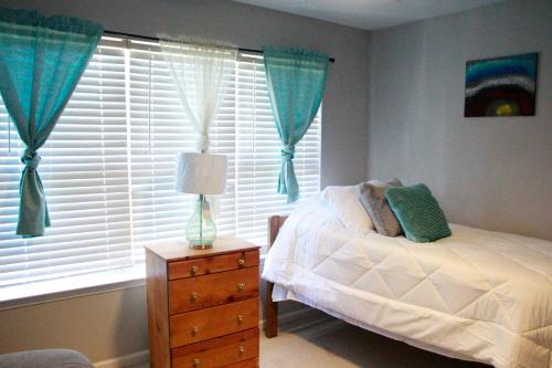 minutes from downtown 3br stylishhome-free parking detail