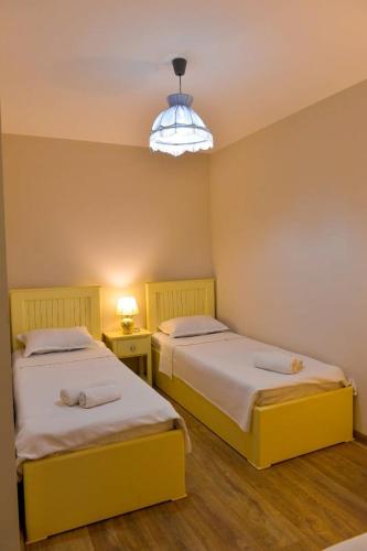 3 twin beds