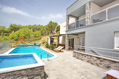 B&B Omiš - Villa Sara with Sea View and Private Heated Pool - Bed and Breakfast Omiš