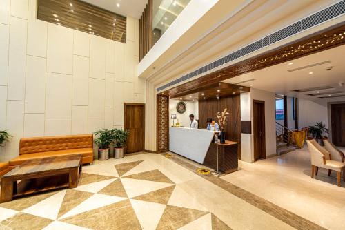 Lobby, The Elite Lucknow Convention Hotel in Rajajipuram