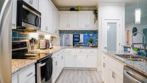 6 BR Big Dallas Home w HOT TUB , FIRE PIT & Basketballhoop in Dallas (TX)