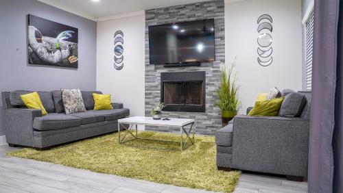 6 BR Big Dallas Home w HOT TUB , FIRE PIT & Basketballhoop in Dallas (TX)