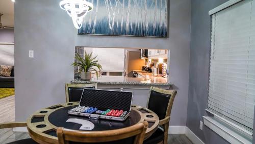 6 BR Big Dallas Home w HOT TUB , FIRE PIT & Basketballhoop in Dallas (TX)