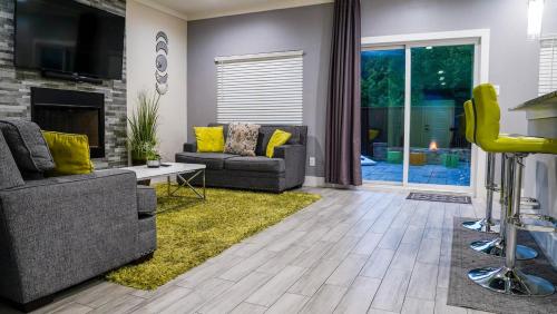 6 BR Big Dallas Home w HOT TUB , FIRE PIT & Basketballhoop in Dallas (TX)