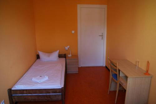 HappyGoLucky Hotel & Hostel Room Type - Single Room with Bathroom