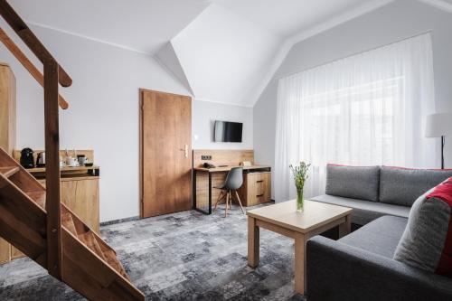 1 twin bed, 1 sofa bed