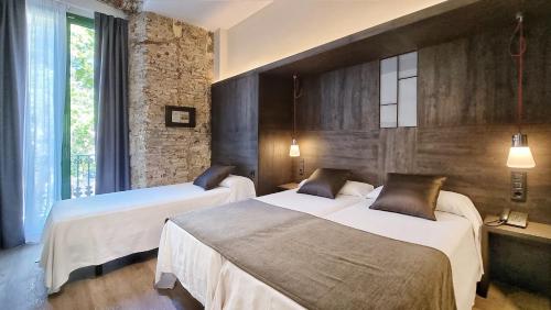 2 twin beds, 1 sofa bed