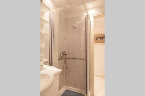 Exotic Apartment 1 min from Marikes beach