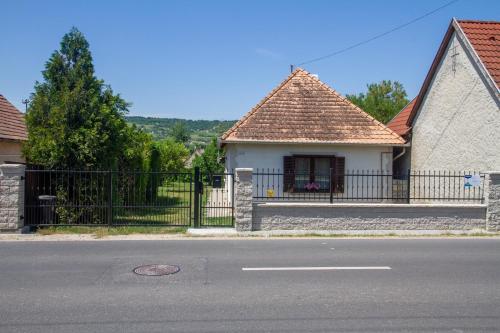 B&B Pécsely - Főnix Ház - Bed and Breakfast Pécsely