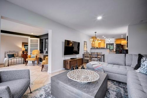 Fantastic 3 bedroom Heated Salt Pool Home 3 blocks from Wilton Drive - image 5