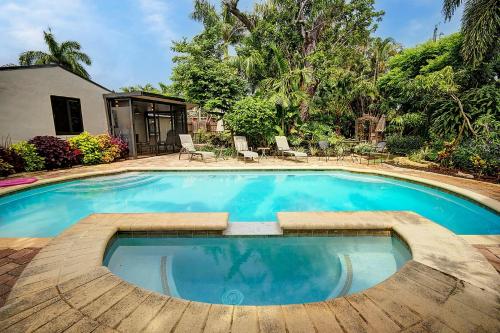 Fantastic 3 bedroom Heated Salt Pool Home 3 blocks from Wilton Drive - image 2