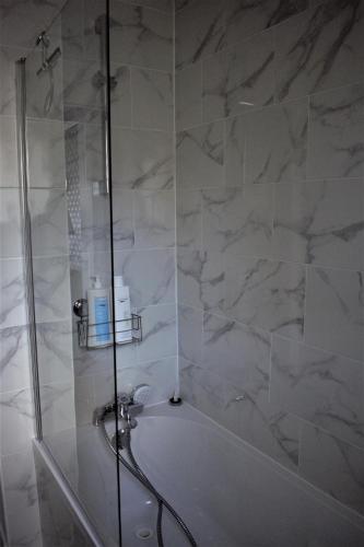 Bathroom, Le Pontoisien en ligne directe pour PARIS in Pontoise