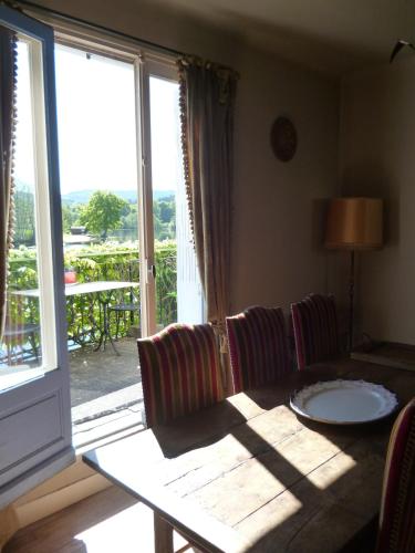 Restorāns, Chambres d'Hotes L'Hirondelle du Lac in Peyrat-le-Chateau