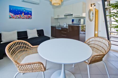 Luxurious Apartments Maslina with Beach