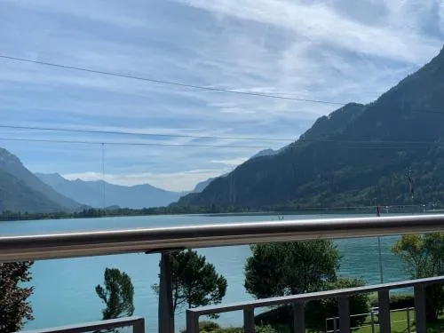 Haus am See in Därligen, Schweiz