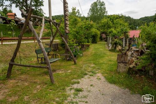 Spēļu laukums, Mikin vajat i ribnjak Korenita, Loznica in Korenita