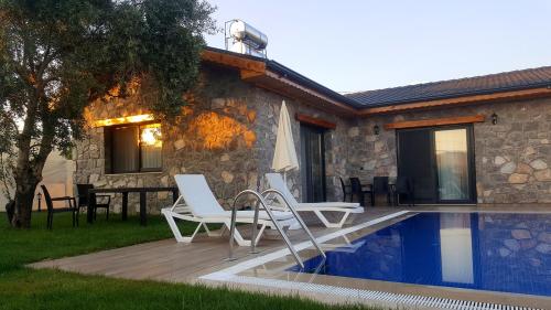 Fethiye Mustakil Villa Havuzlu iki yatak odası bir salon gunluk kiralık