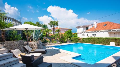 Villa Lora with swimming pool, 150m to the sea, Opatija-Lovran