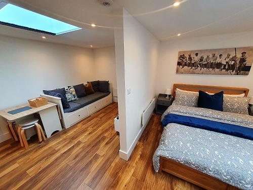 Cosy detached studio- walking distance to CWOA! photo 1
