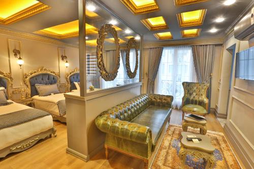 REAL KiNG SUiTE HOTEL