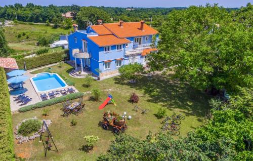  Villa Rampini - 300m2 Istria house with a pool, playground, grill, garden & private parking in Svetvinčenat