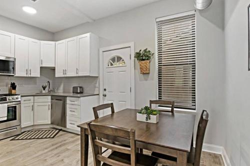 3BR Apt in Logan Square Walkable to Highlights - Central Park S6 in 迪爾菲爾德