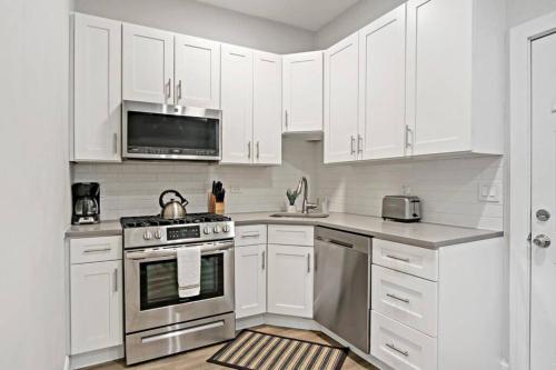 3BR Apt in Logan Square Walkable to Highlights - Central Park S6 in 迪爾菲爾德