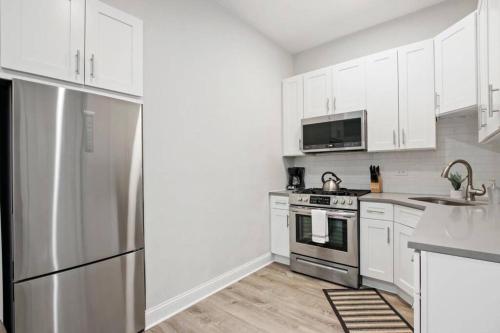 3BR Apt in Logan Square Walkable to Highlights - Central Park S6 in 迪爾菲爾德