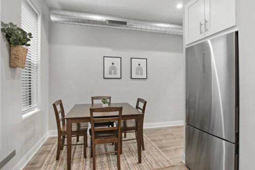 3BR Apt in Logan Square Walkable to Highlights - Central Park S6 in 迪爾菲爾德