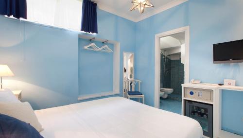 Economy Double or Twin Room image 7