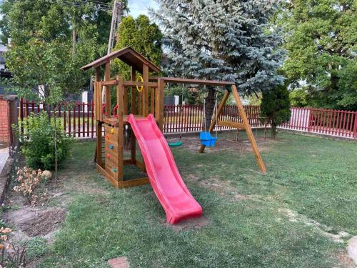 Parque infantil, Krisztina Apartman 2-3 in Szekesfehervar City Center