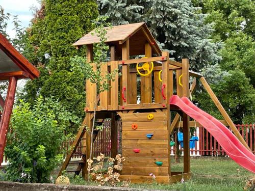 Parque infantil, Krisztina Apartman 2-3 in Szekesfehervar City Center
