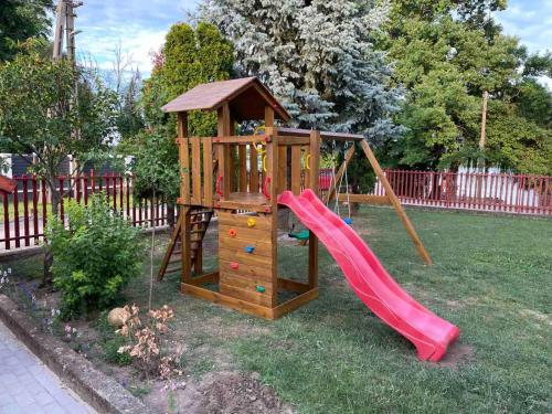 Parque infantil, Krisztina Apartman 2-3 in Szekesfehervar City Center