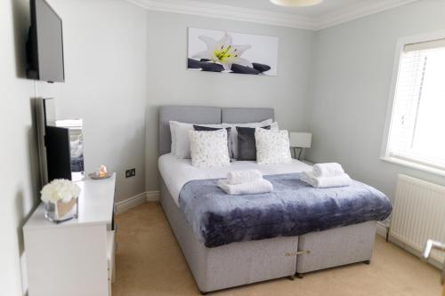 Modern 4BR Cottage in Windsor, Near Marina and Thames, Виндзор (фото 3)