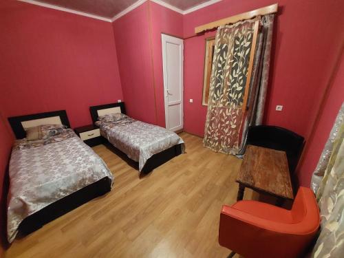 3 queen beds