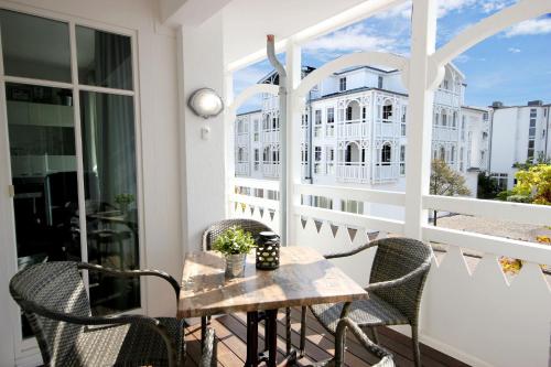 Balcony/terrace, Seepark Sellin - by Rujana in Ostseebad Sellin