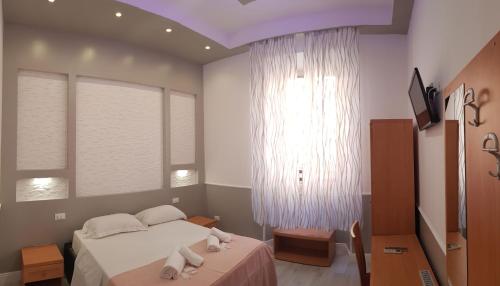 Deluxe Double Room image 5