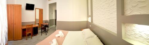 Deluxe Double Room image 8