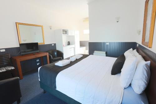 The Esplanade Motel Set in a prime location of Lakes Entrance, The Esplanade Motel puts everything the city has to offer just outside your doorstep. The hotel has everything you need for a comfortable stay. Free Wi-Fi in