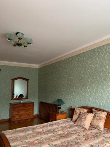1 queen bed, 1 sofa bed