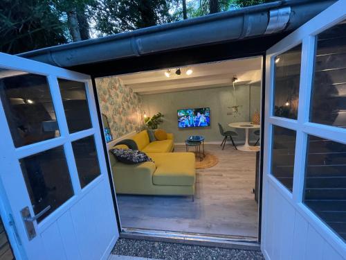 ทางเข้า, Tiny House de Eikhof in เฮนเจโล