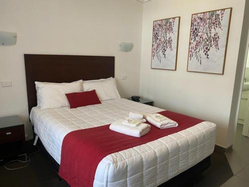 The Esplanade Motel Set in a prime location of Lakes Entrance, The Esplanade Motel puts everything the city has to offer just outside your doorstep. The hotel has everything you need for a comfortable stay. Free Wi-Fi in