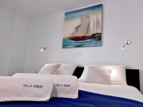 Deluxe Double Room with Balcony image 4
