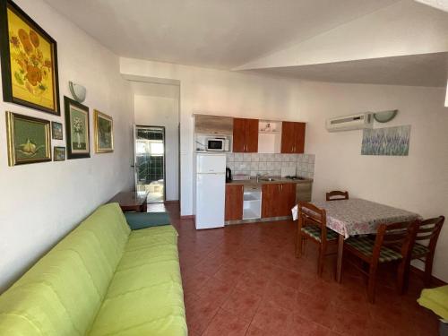  Lucija Apartmani in Ražanj